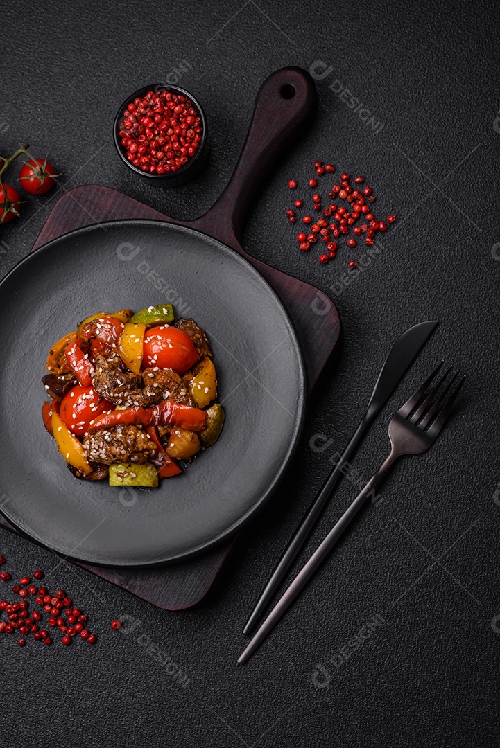 Salada quente com vitela, tomate, pimentão, abobrinha, gergelim