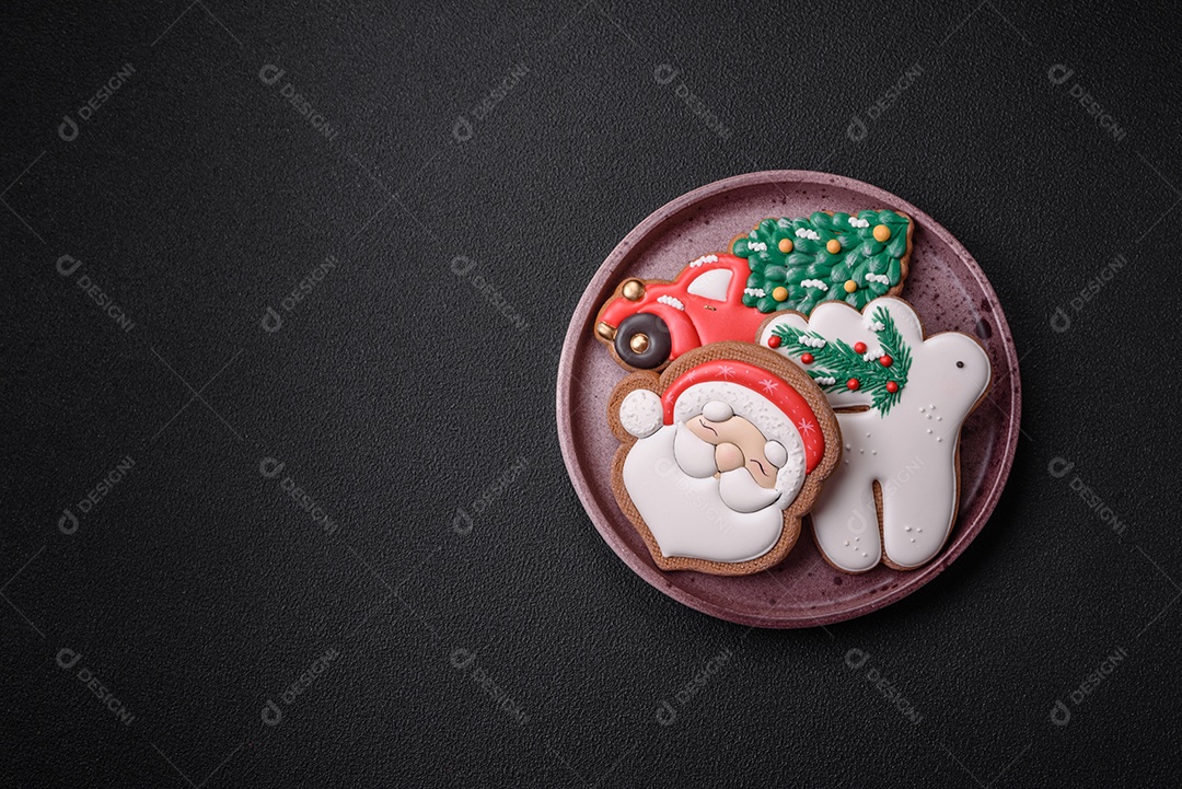 Biscoitos de gengibre deliciosos e frescos de Natal ou ano novo