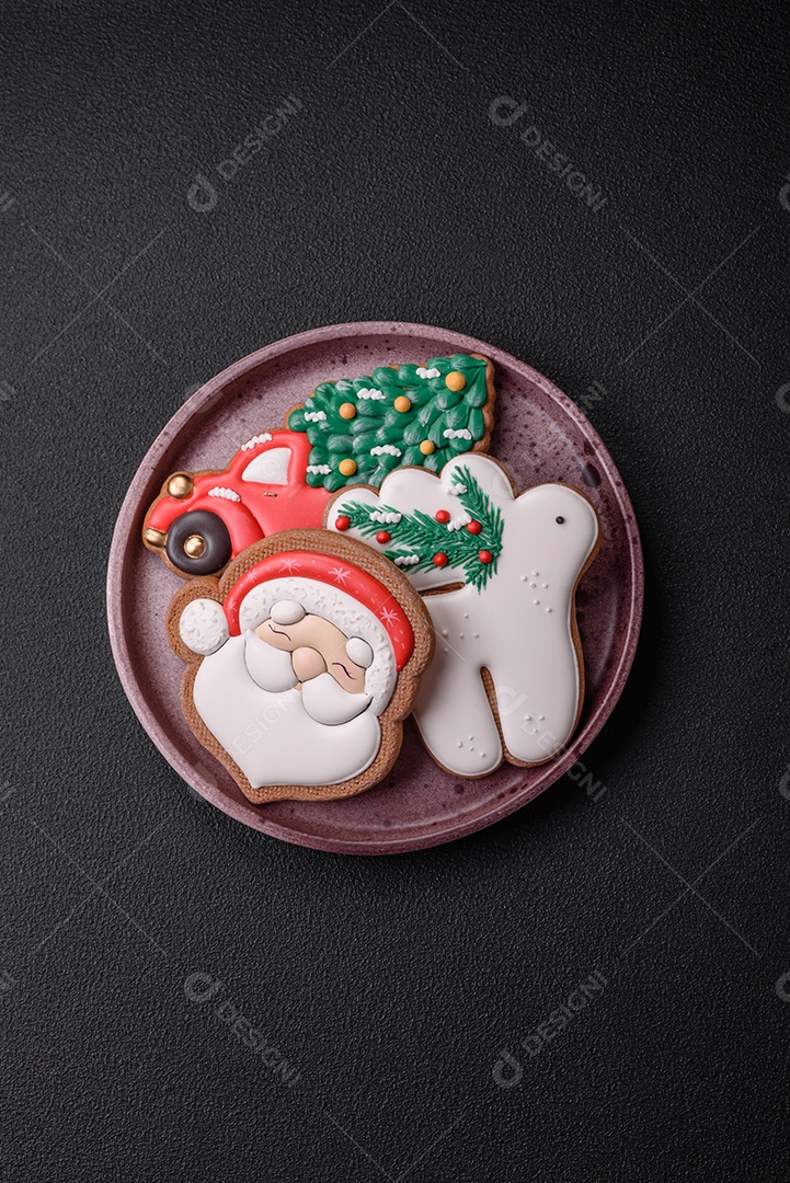 Biscoitos de gengibre deliciosos e frescos de Natal ou ano novo