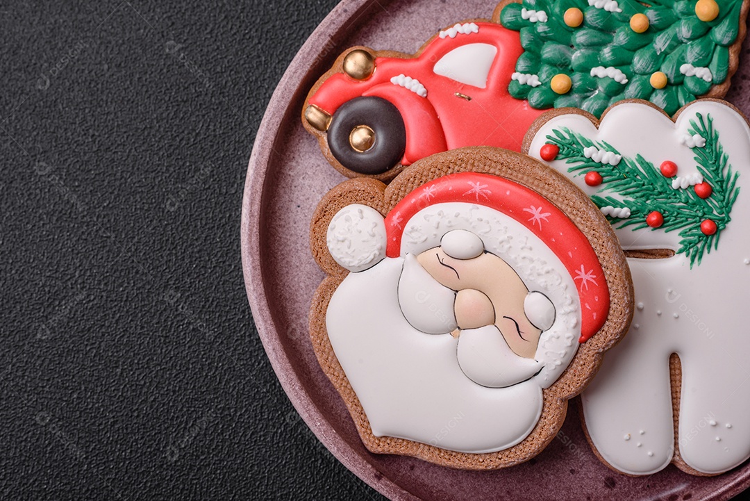 Biscoitos de gengibre deliciosos e frescos de Natal ou ano novo