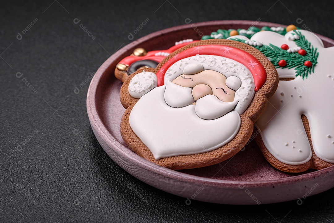 Biscoitos de gengibre deliciosos e frescos de Natal ou ano novo