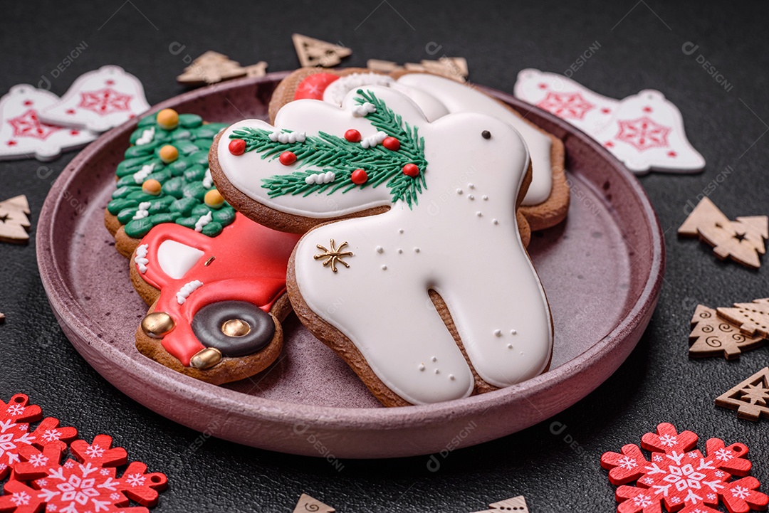 Biscoitos de gengibre deliciosos e frescos de Natal ou ano novo