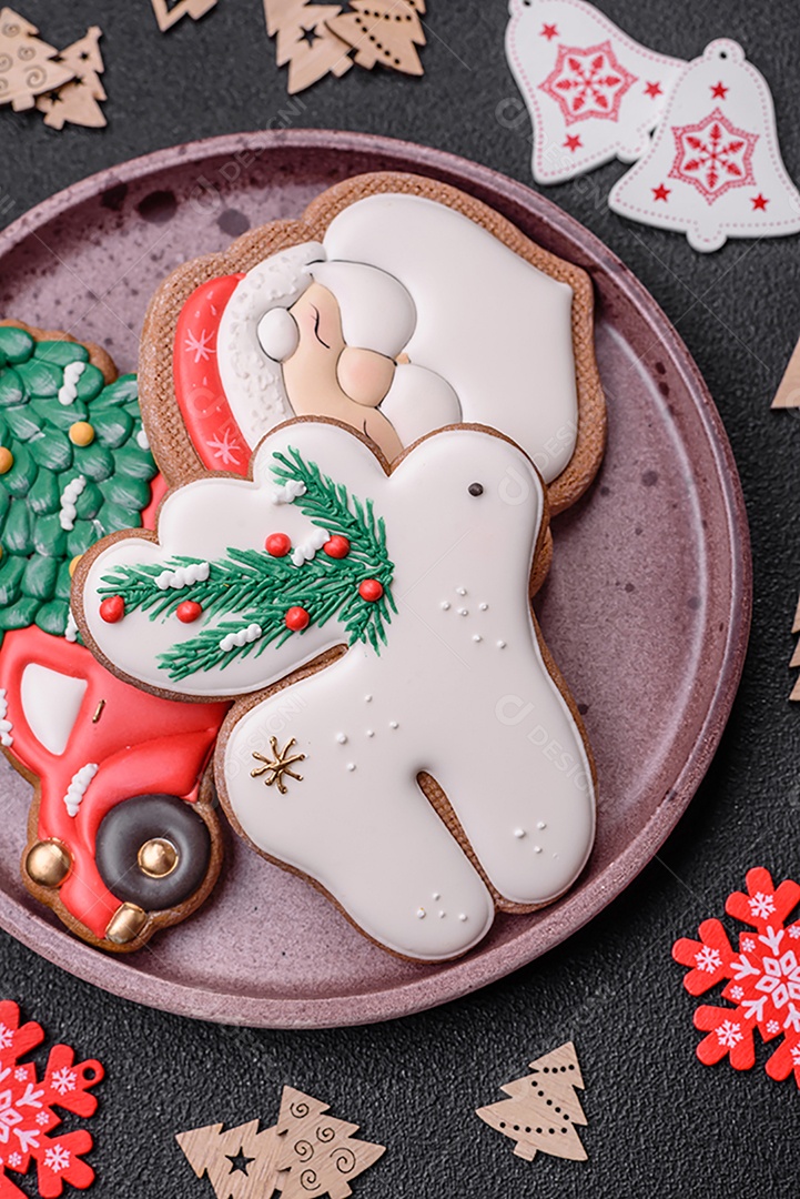 Biscoitos de gengibre deliciosos e frescos de Natal ou ano novo