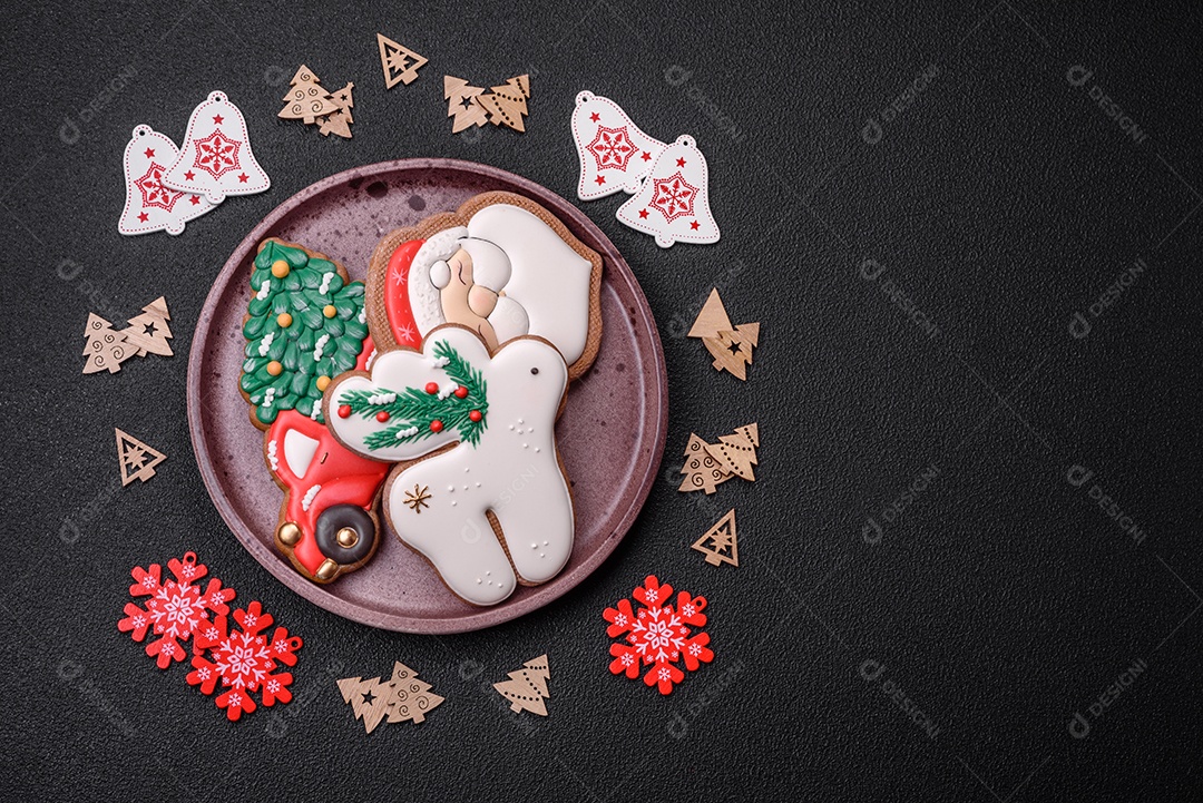 Biscoitos de gengibre deliciosos e frescos de Natal ou ano novo