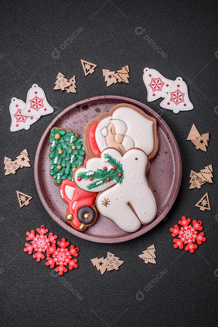 Biscoitos de gengibre deliciosos e frescos de Natal ou ano novo