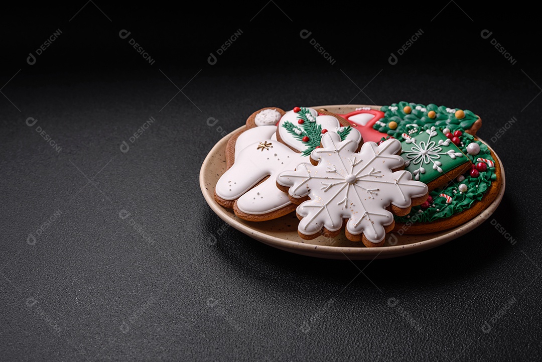 Biscoitos de gengibre deliciosos e frescos de Natal ou ano novo