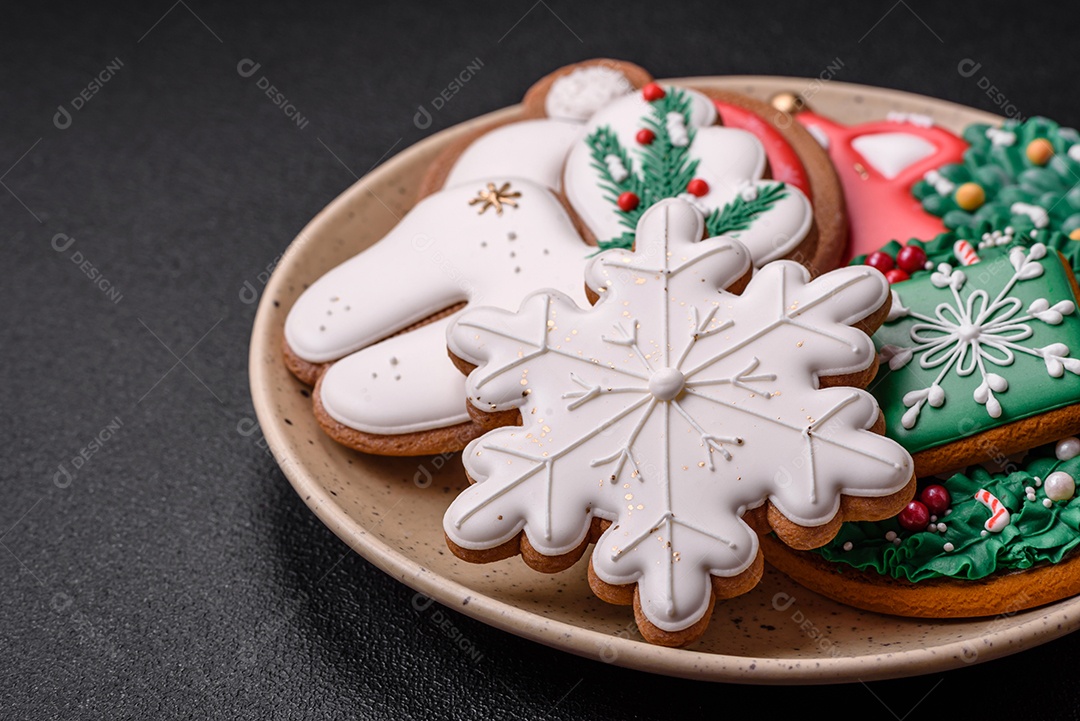 Biscoitos de gengibre deliciosos e frescos de Natal ou ano novo