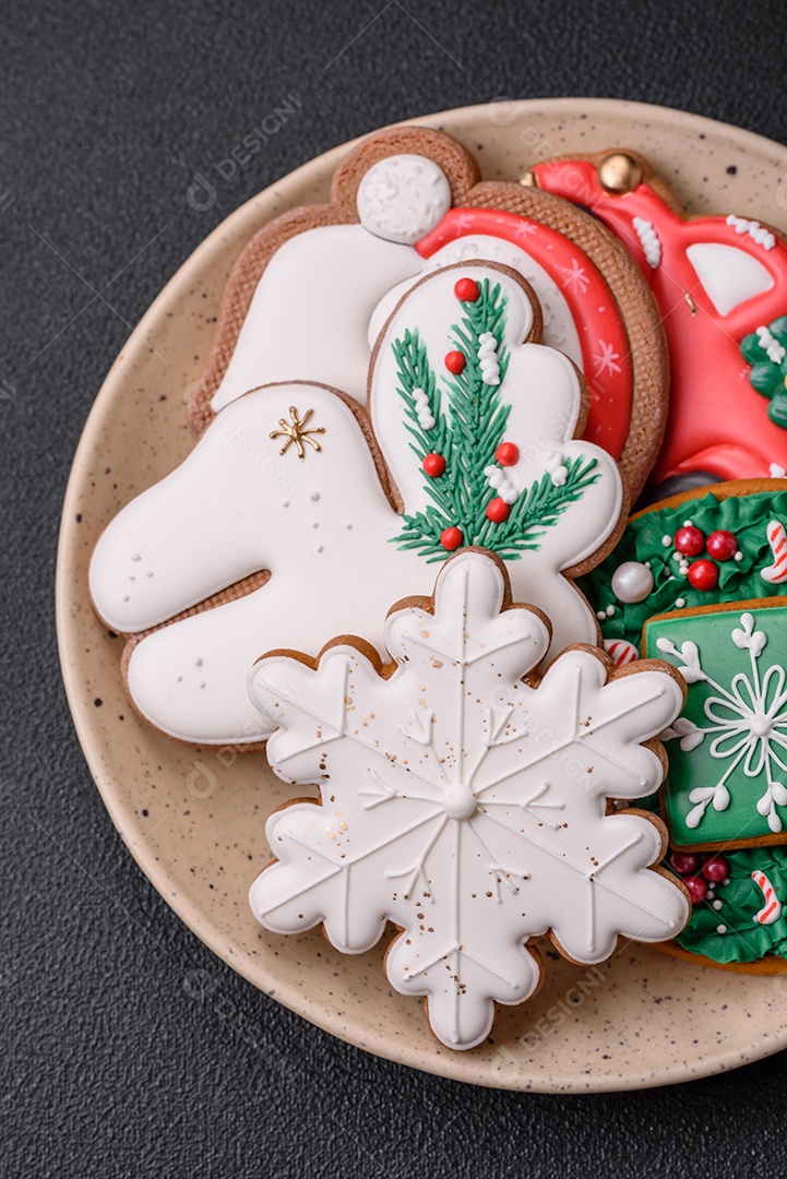Biscoitos de gengibre deliciosos e frescos de Natal ou ano novo