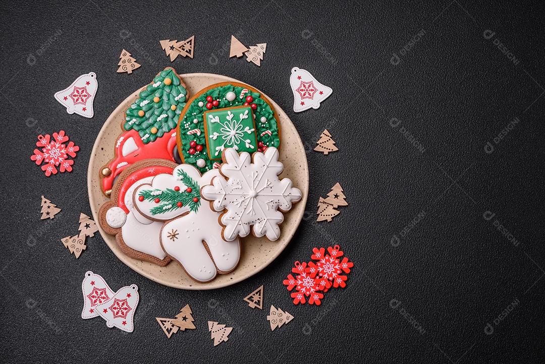 Biscoitos de gengibre deliciosos e frescos de Natal ou ano novo