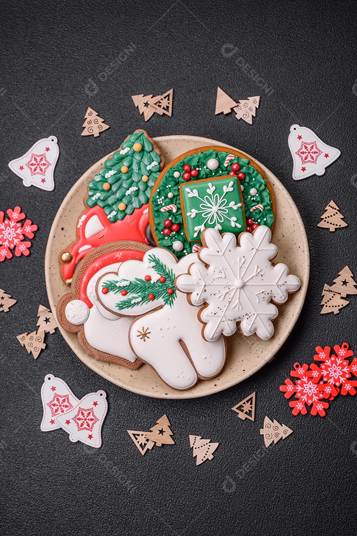 Biscoitos de gengibre deliciosos e frescos de Natal ou ano novo