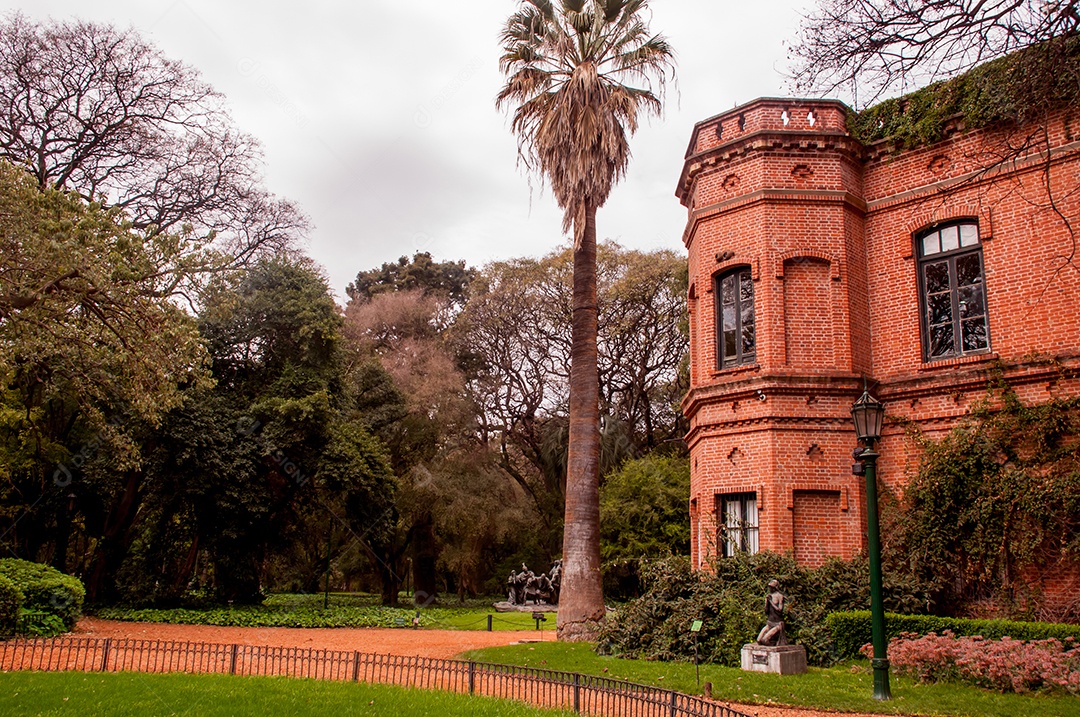 Edifício de tijolos expostos em um jardim botânico em Buenos Aires Argentina