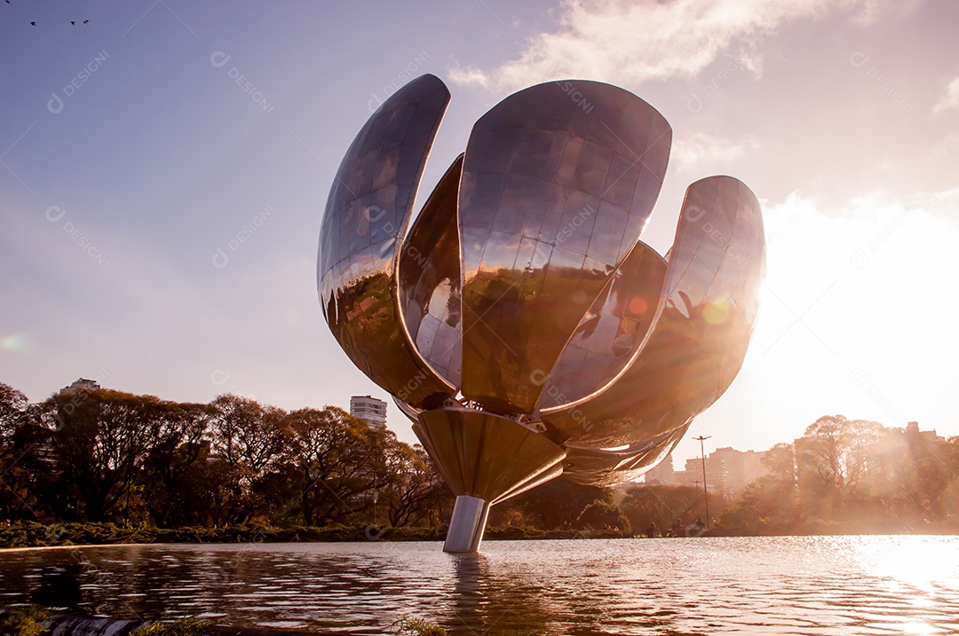 Escultura de metal Floralis Genérica na Plaza de las Naciones em Buenos Aires Argentina