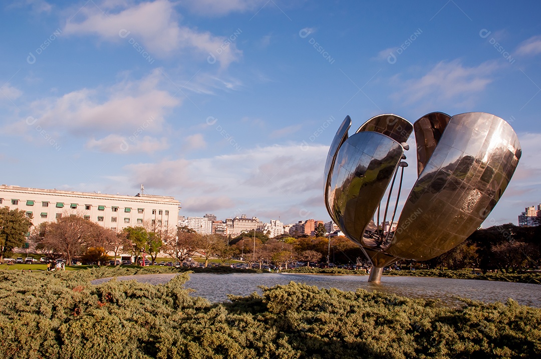 Escultura metálica Floralis Generica na Plaza de las Naciones na cidade de Buenos Aires Argentina