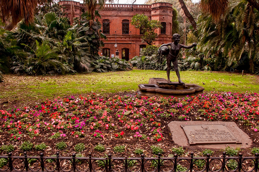 Escultura com fonte e flores no belo jardim botânico de Buenos Aires Argentina