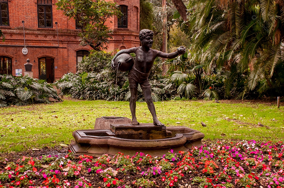 Escultura com fonte e flores no belo jardim botânico de Buenos Aires Argentina
