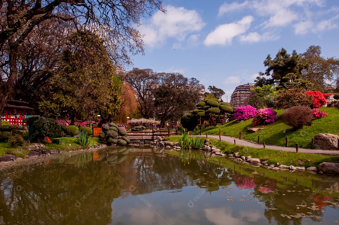 Belo lago no jardim japonês em Buenos Aires Argentina