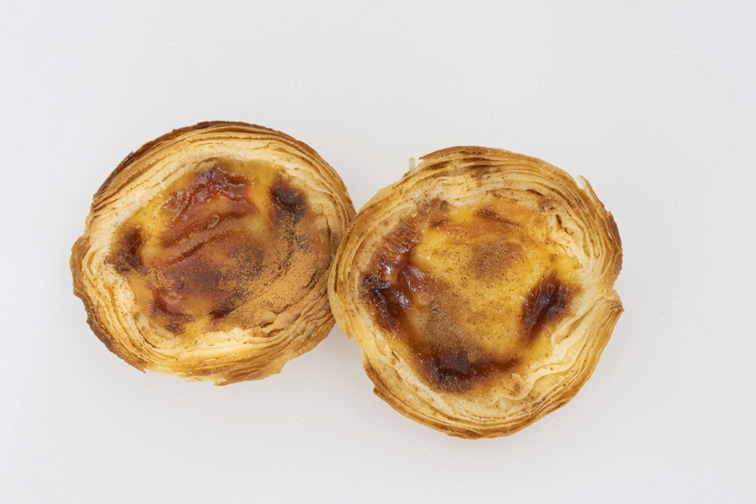 Pastel de nata sobre fundo branco