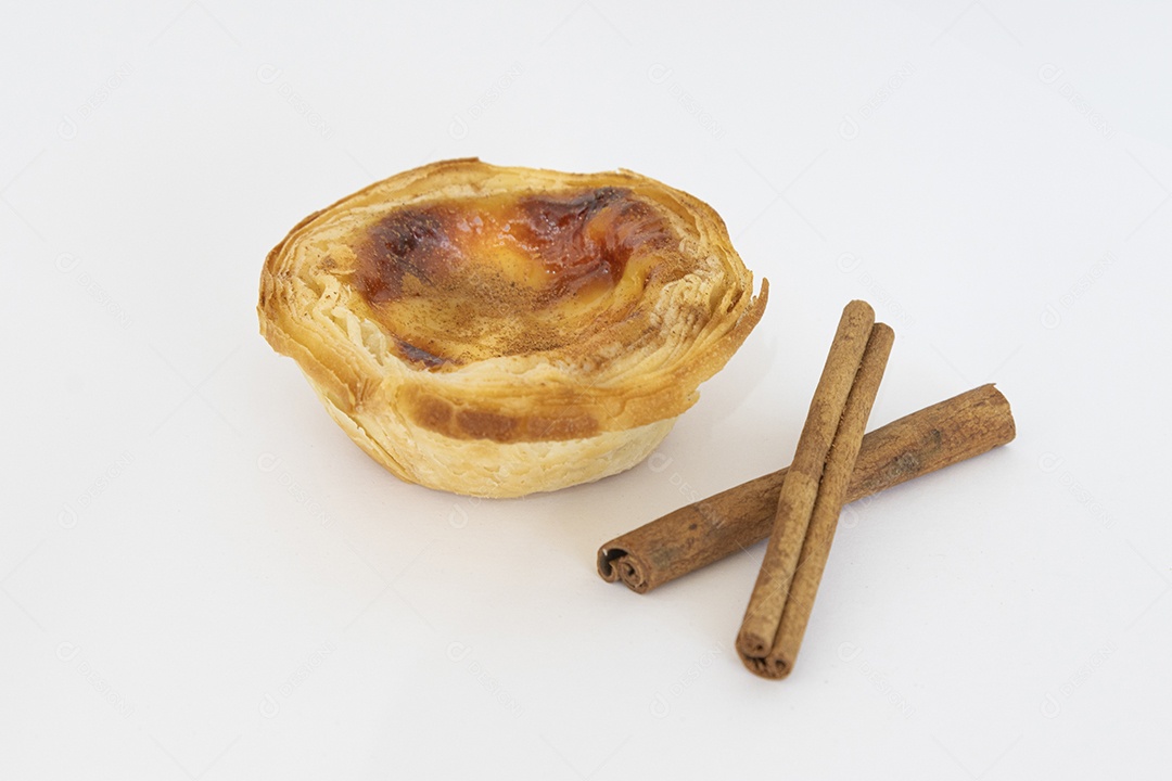 Pastel de nata com canelas decorando sobre fundo branco
