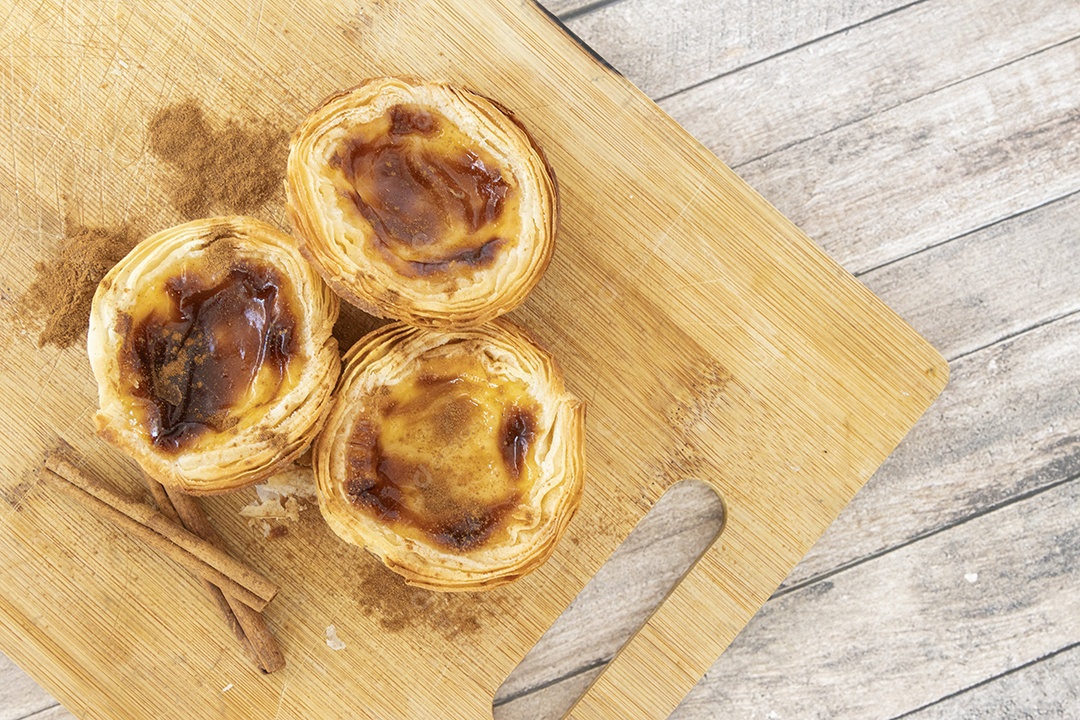 Pastel de Belém sobre tábua de madeira