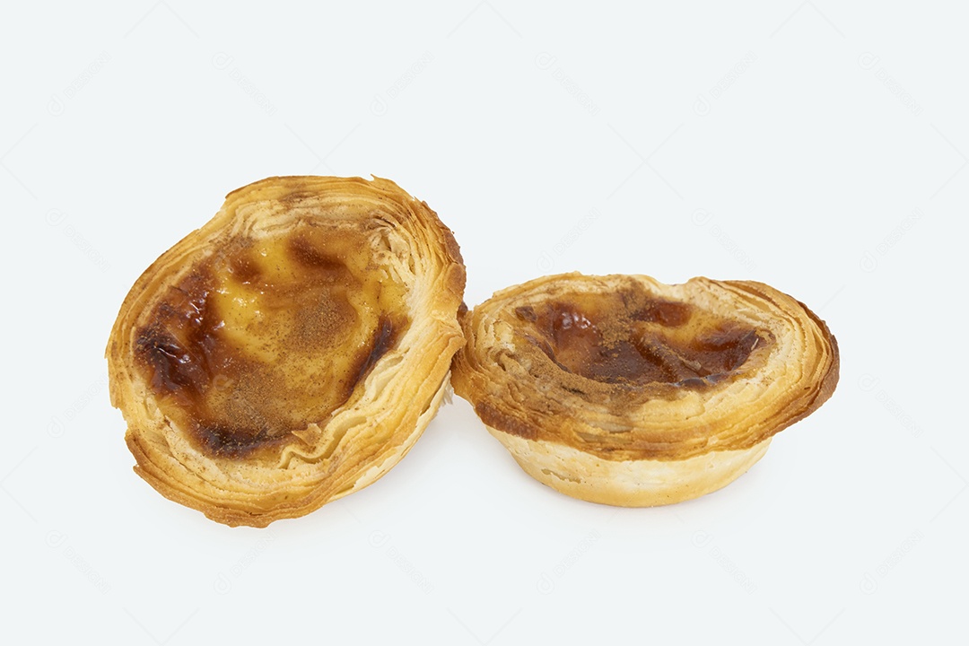 Pastel de nata sobre fundo branco