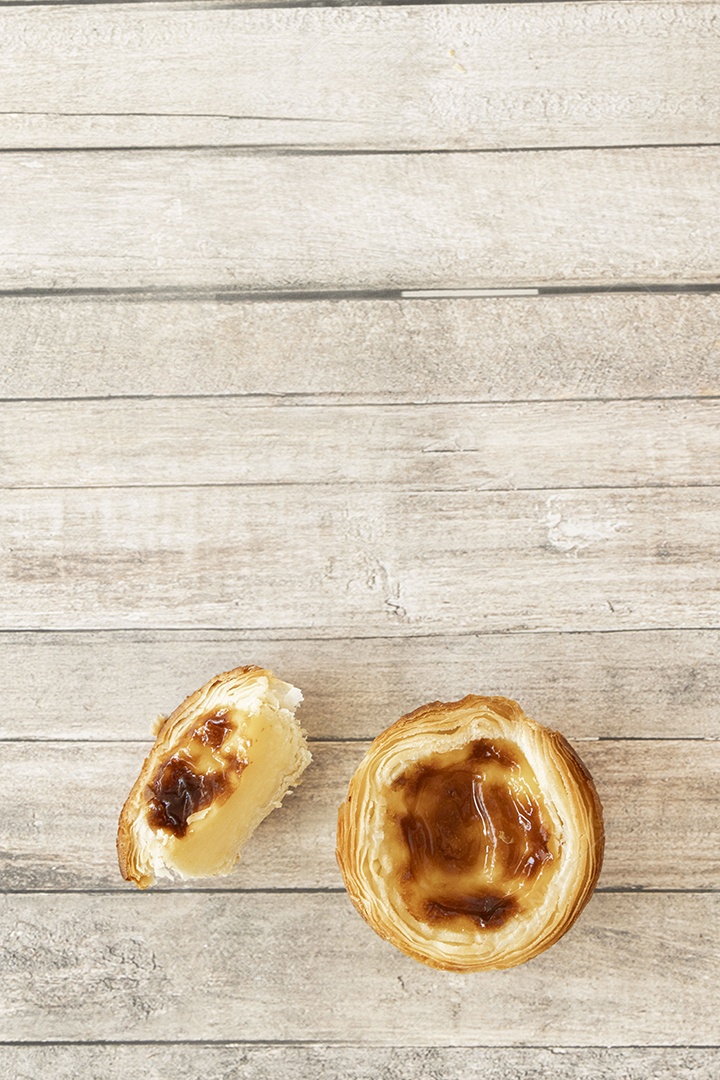 Pastel de nata sobre mesa de madeira