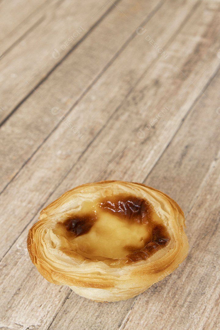 Pastel de nata ou pastel de belem de Portugal duas sobremesas
