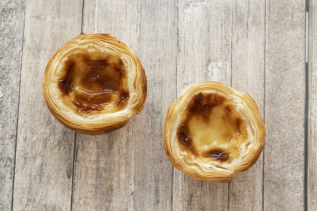 Pastel de nata ou pastel de belem de Portugal duas sobremesas