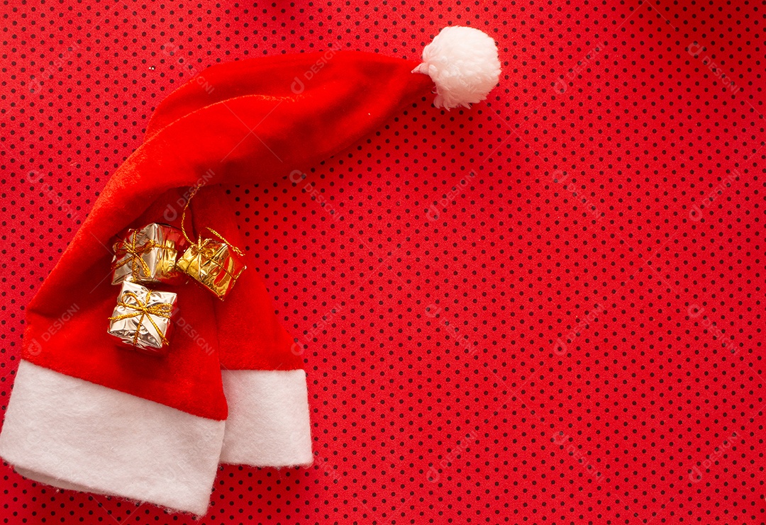 Gorro vermelho com minis presentes para decoração natalina