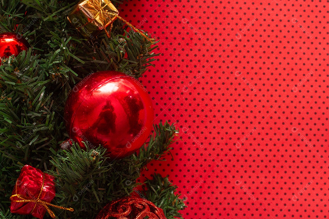 Árvore com bolas e minis presentes para enfeites natalinos