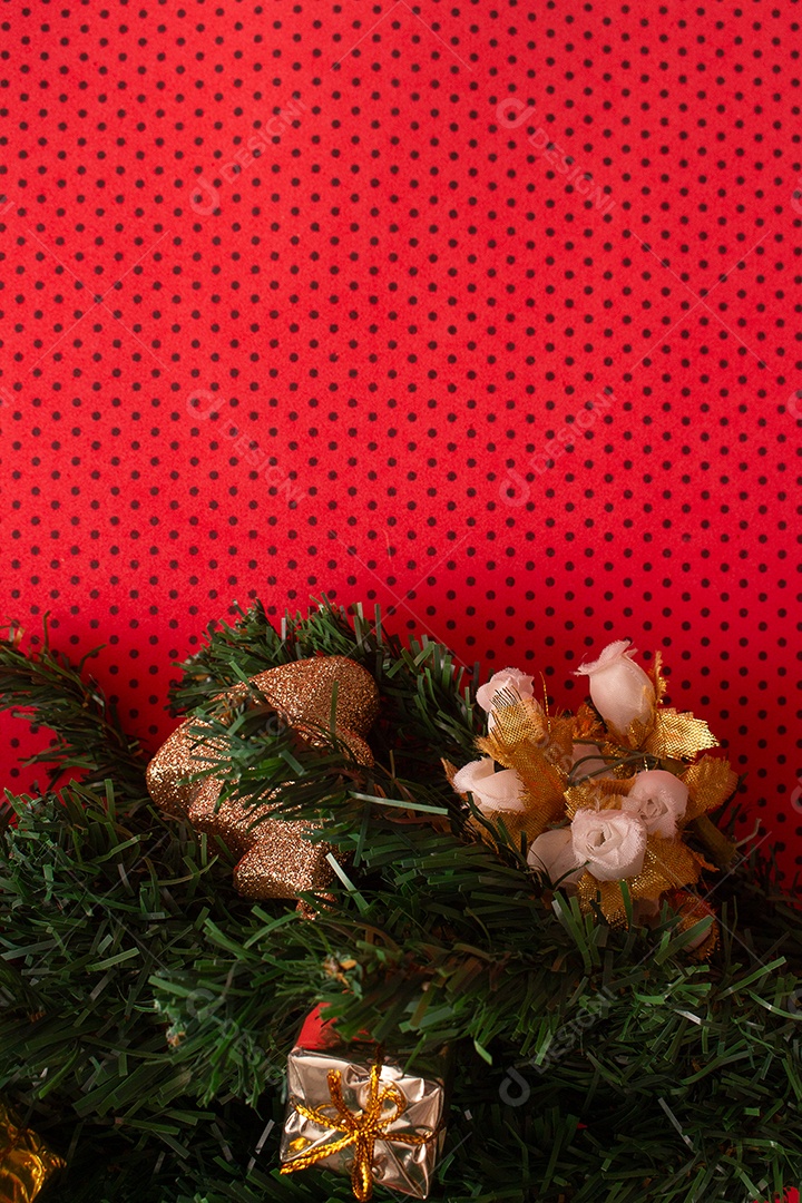 Enfeites de bola e minis presentes para árvore de natal