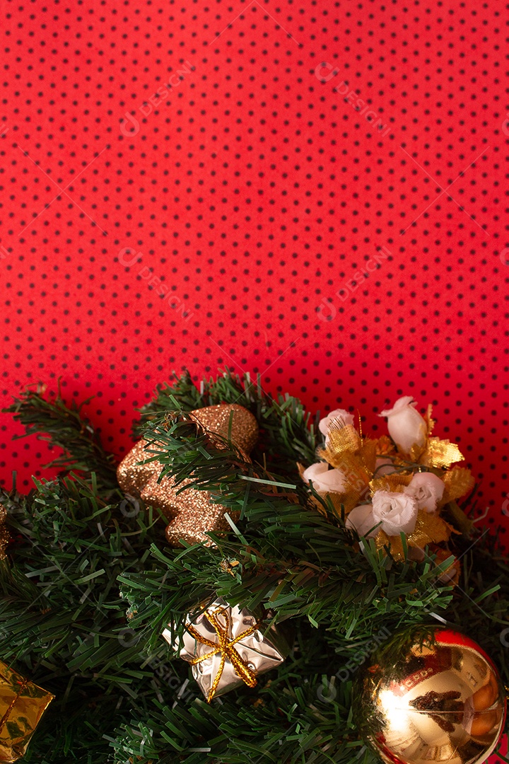 Enfeites de bola e minis presentes para árvore de natal