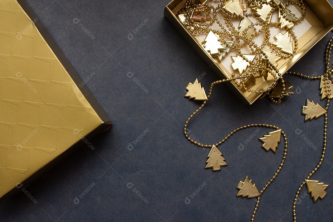 Caixa de presente com decoração natalina