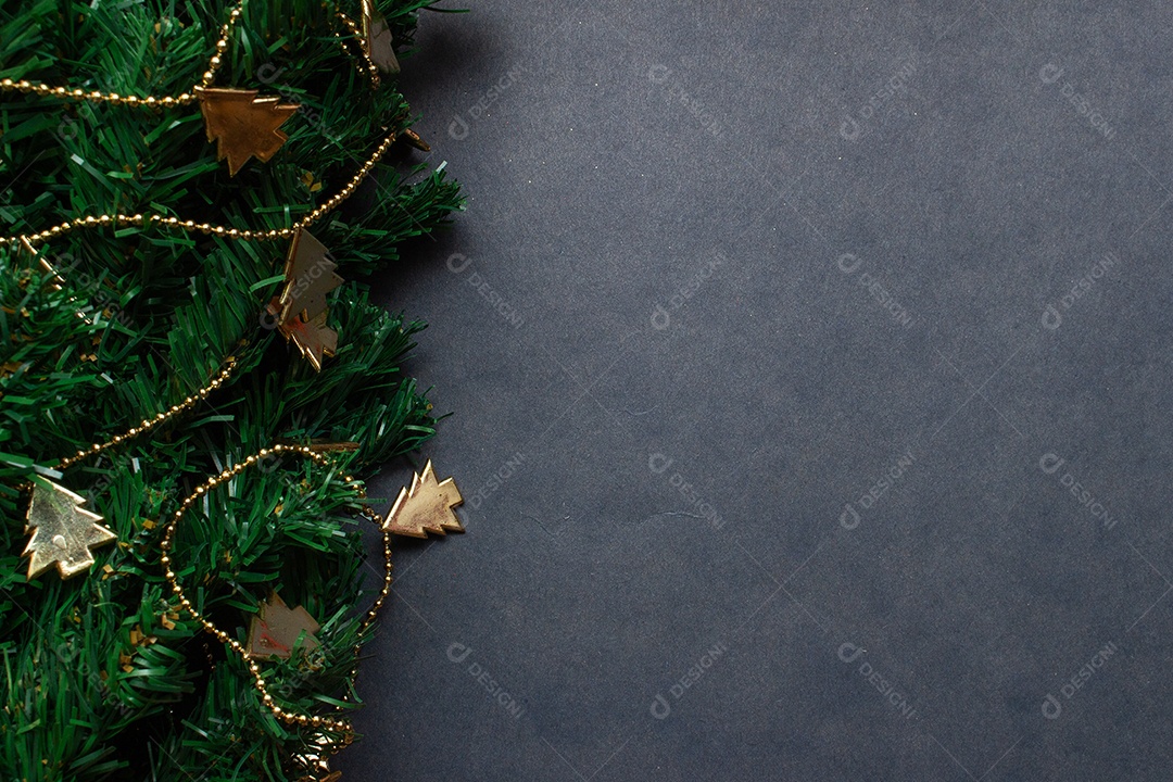 Detalhes de uma árvore e enfeites