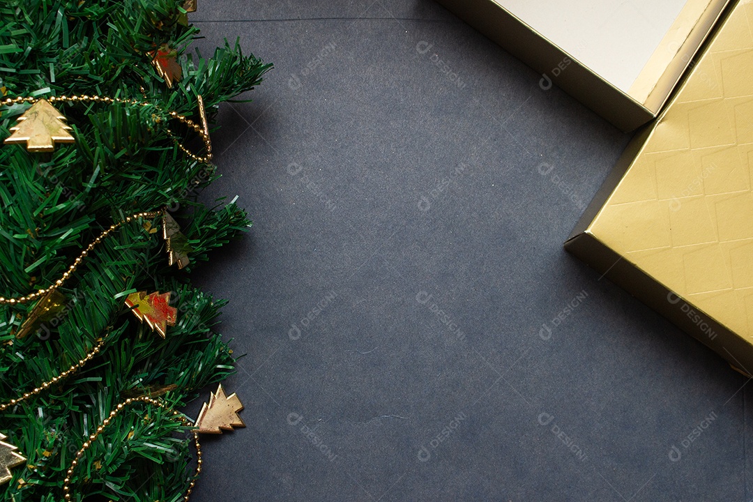 Caixa decorada de presentes e árvore