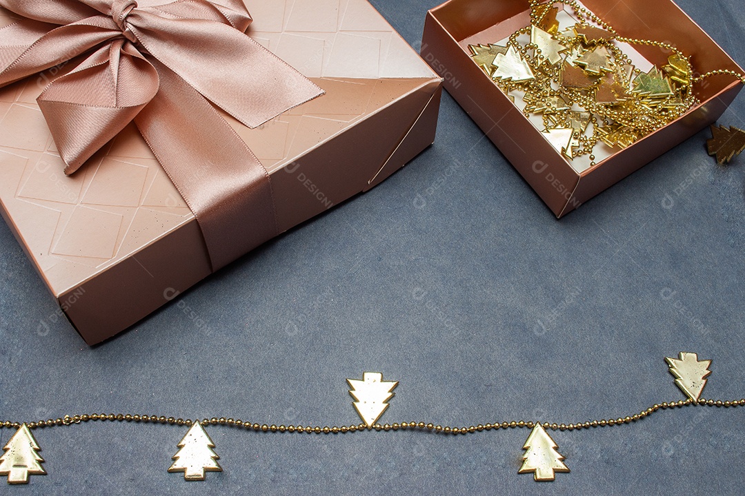 Caixa com presentes e corrente de árvore natlina