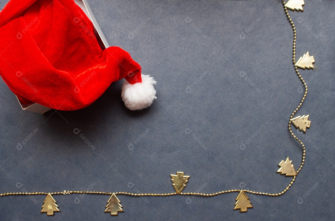 Decoração natalina com gorro e corrente de árvore