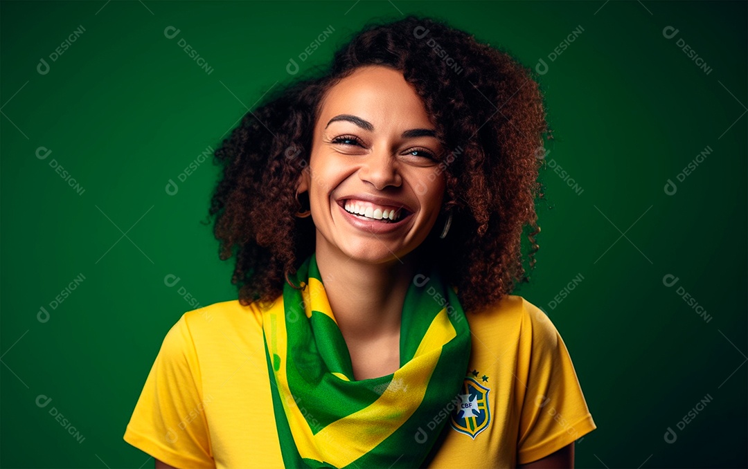 Mulher brasileira sorridente em fundo verde