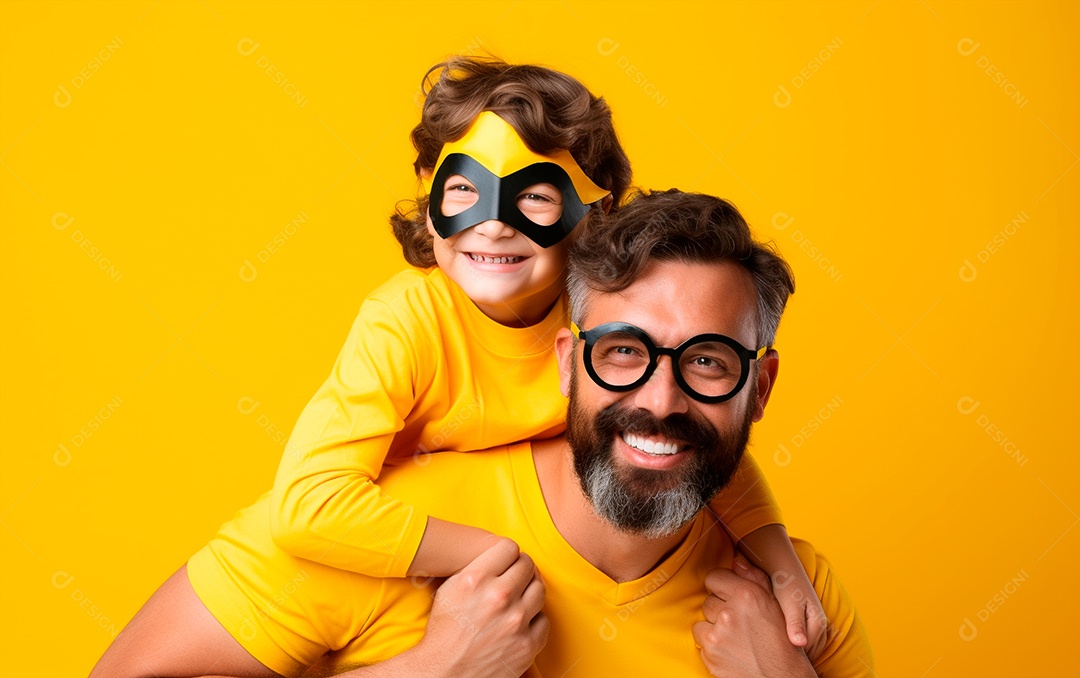 Pai e filho com fantasia de super heroi em fundo amarelo
