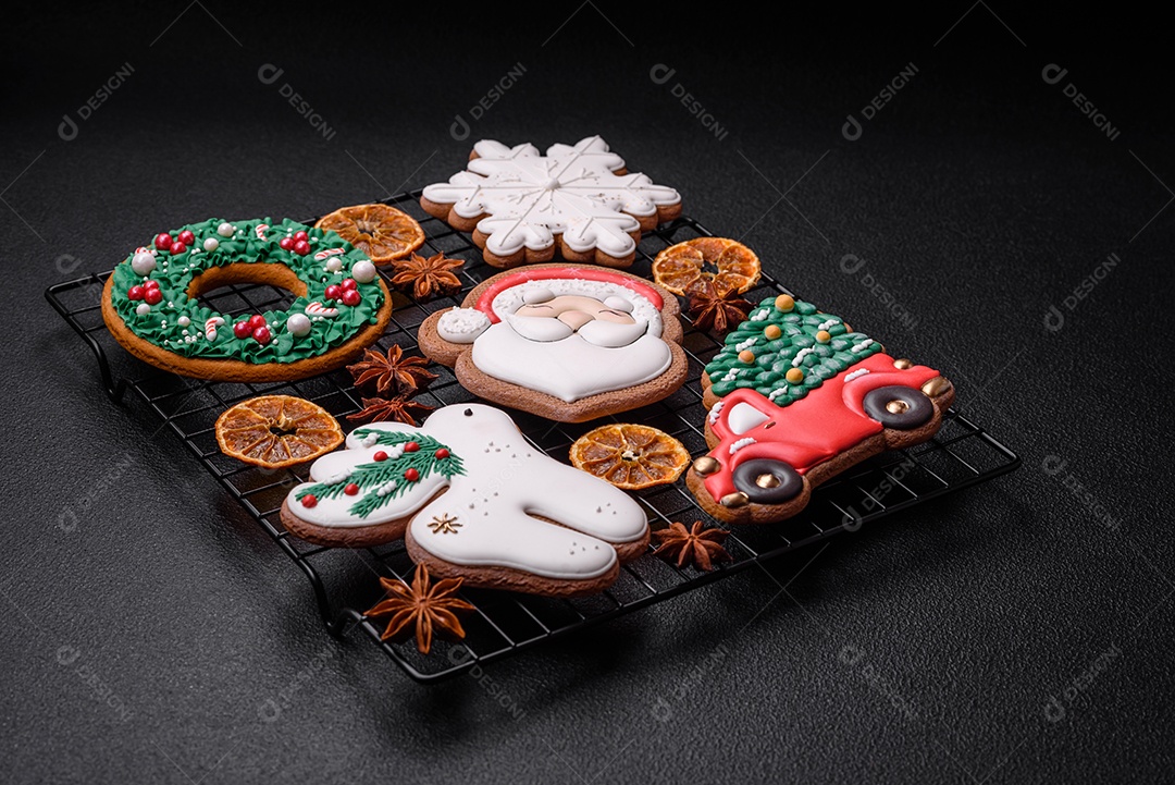 Biscoitos de gengibre deliciosos e frescos de Natal ou ano novo