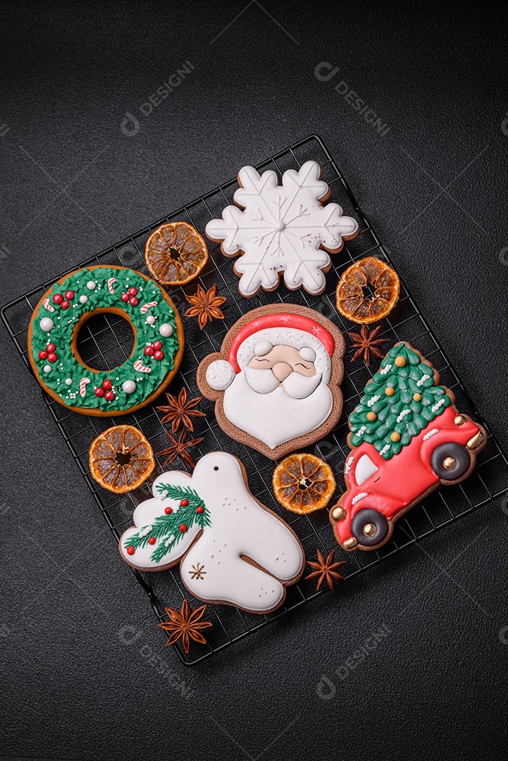 Biscoitos de gengibre deliciosos e frescos de Natal ou ano novo
