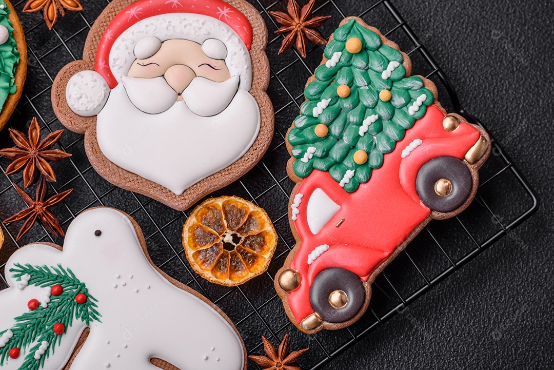 Biscoitos de gengibre deliciosos e frescos de Natal ou ano novo