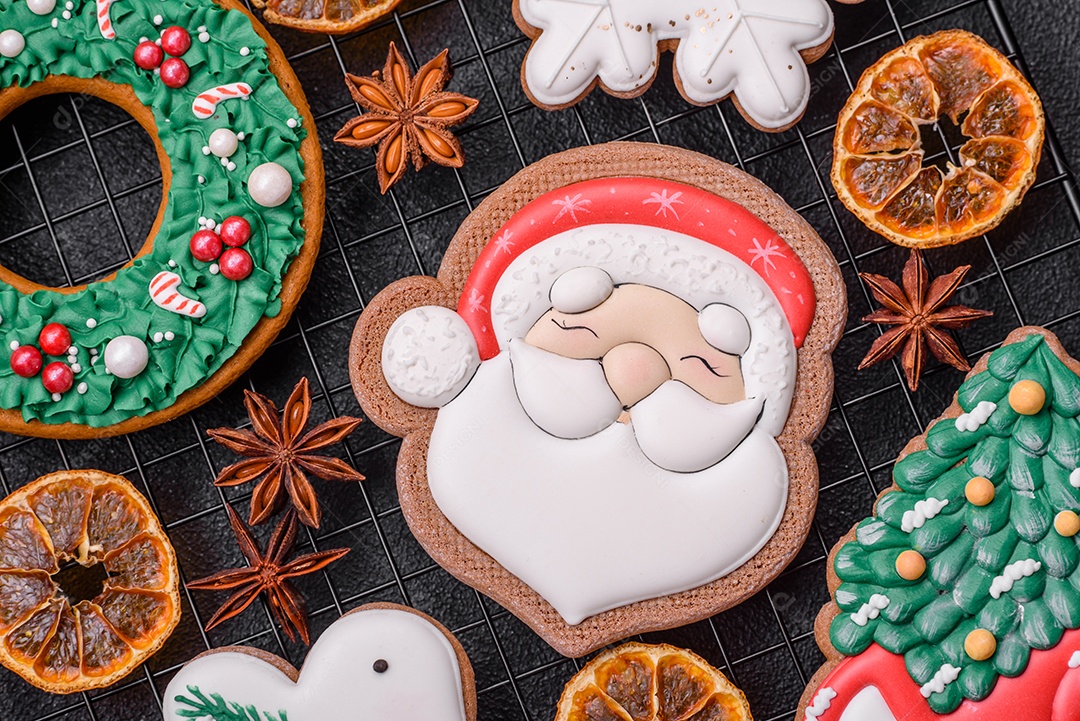 Biscoitos de gengibre deliciosos e frescos de Natal ou ano novo