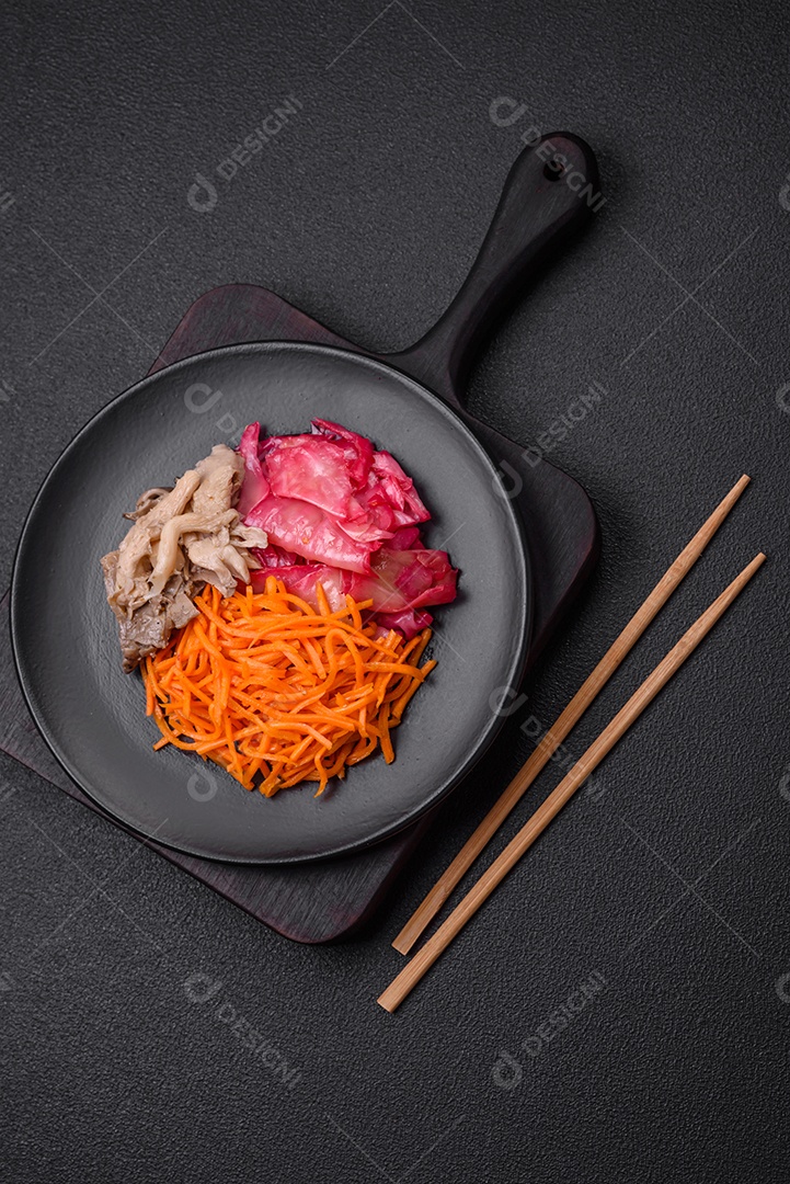 Deliciosa salada suculenta de abóbora grelhada em cubos com queijo feta, especiarias e sementes de gergelim num prato cerâmico