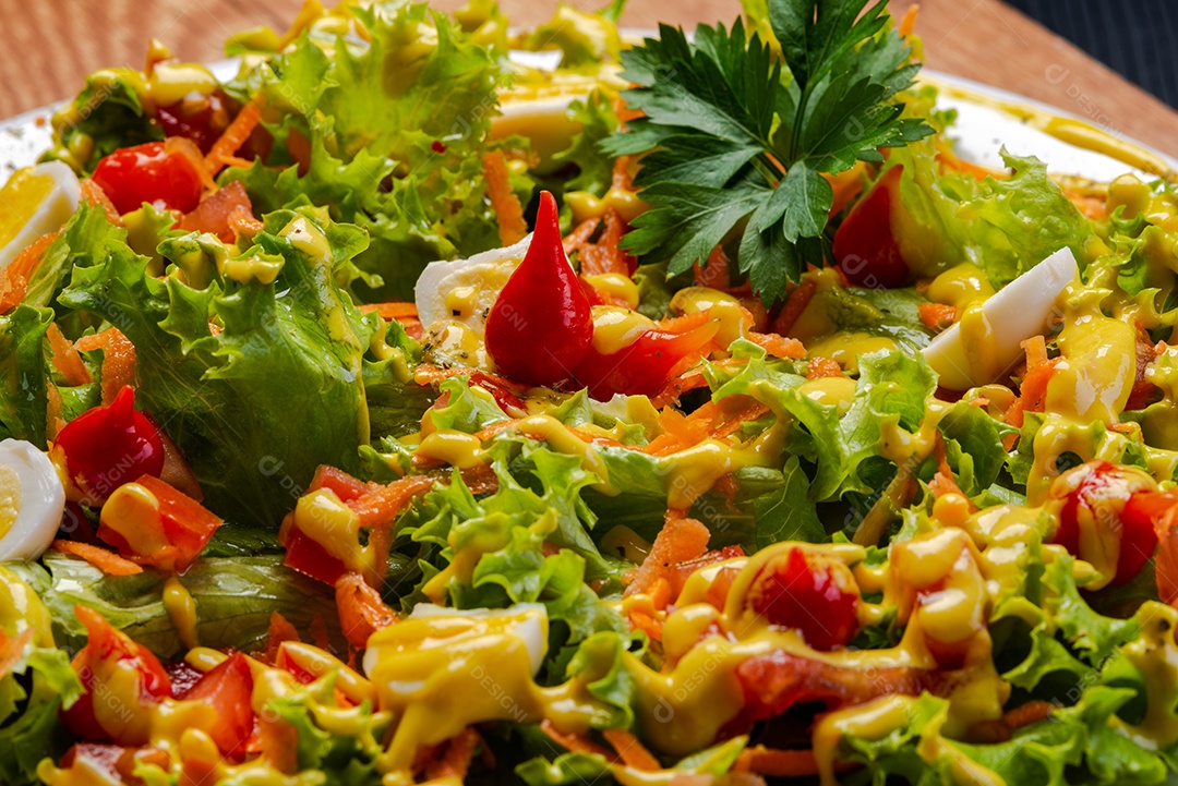 Prato de comida sobre uma mesa de madeira