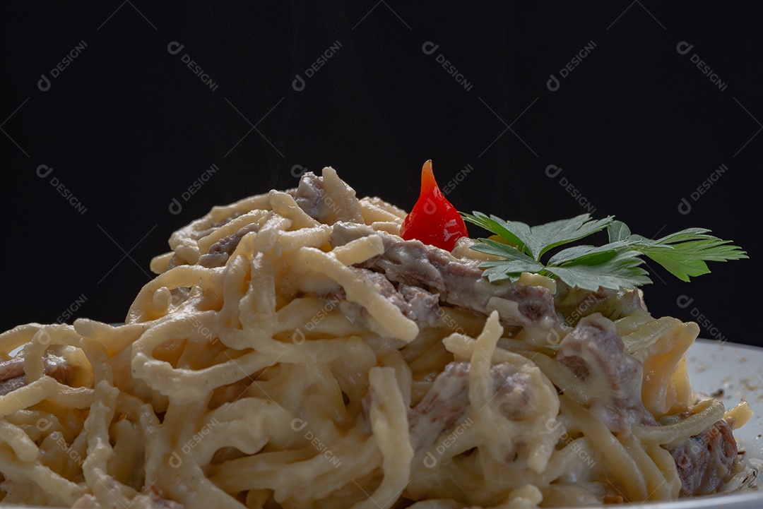 Prato de comida sobre uma mesa de madeira