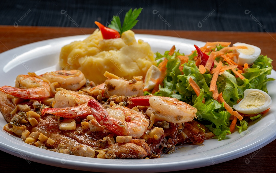 Prato de comida sobre uma mesa de madeira