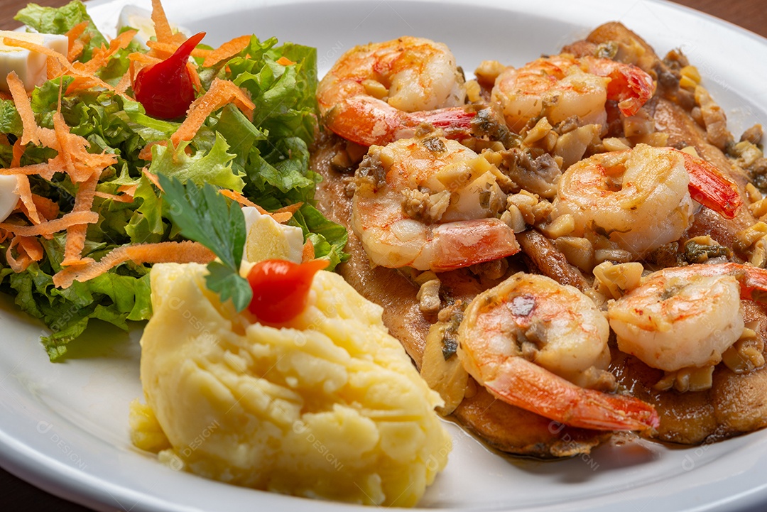 Prato de comida sobre uma mesa de madeira