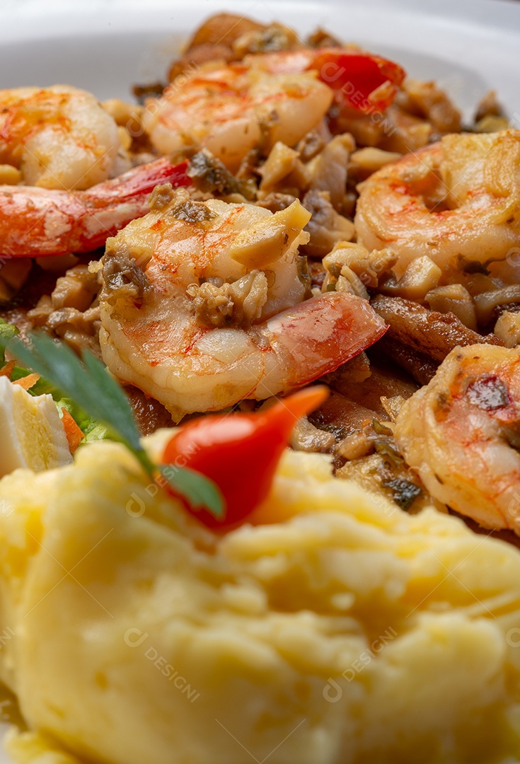 Prato de comida sobre uma mesa de madeira