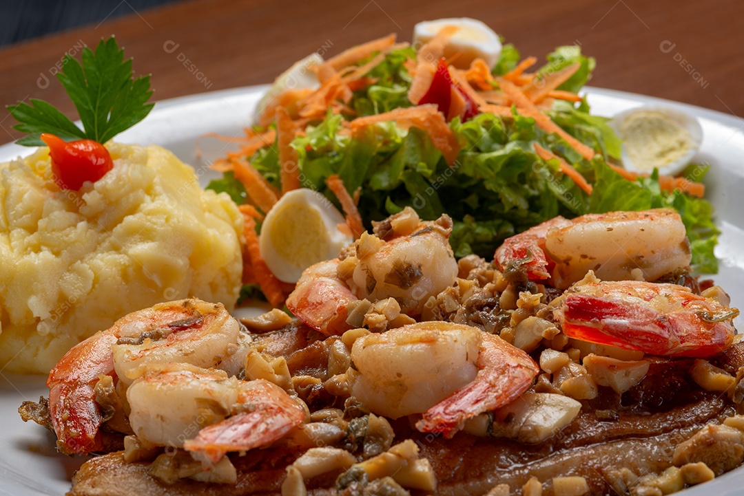 Prato de comida sobre uma mesa de madeira