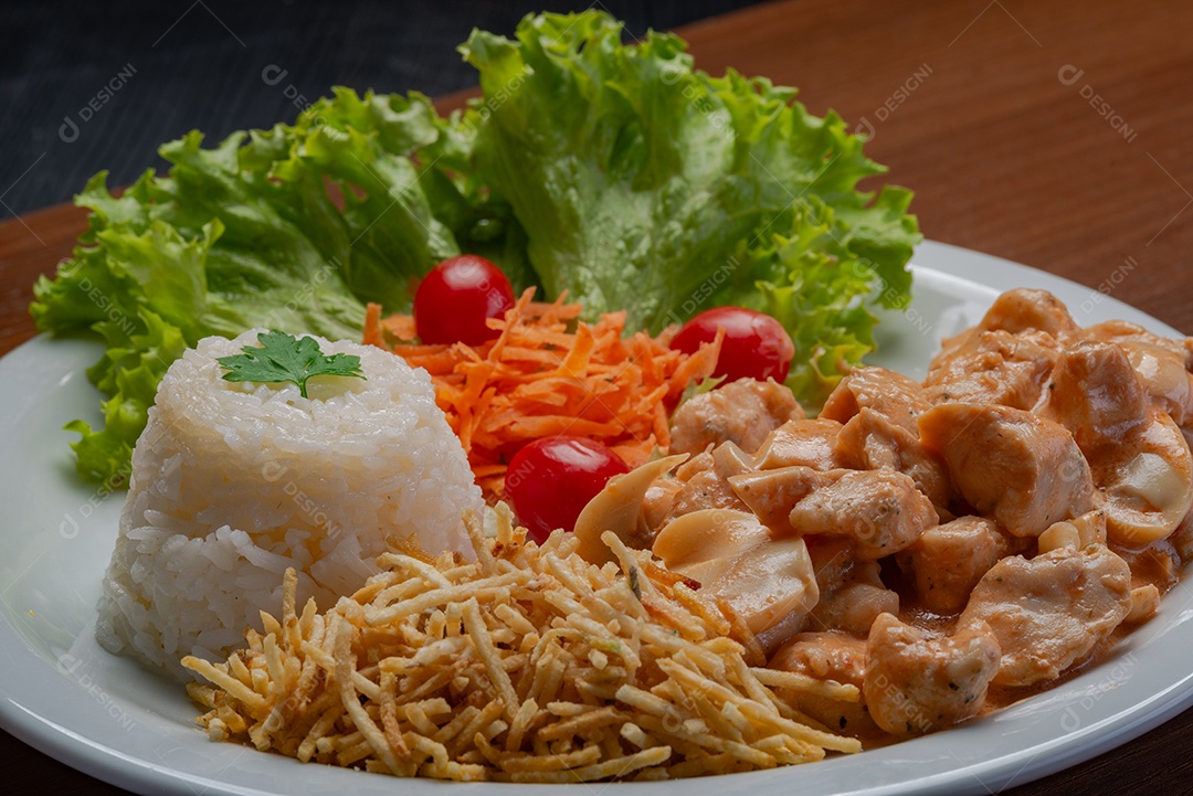 Prato de comida sobre uma mesa de madeira